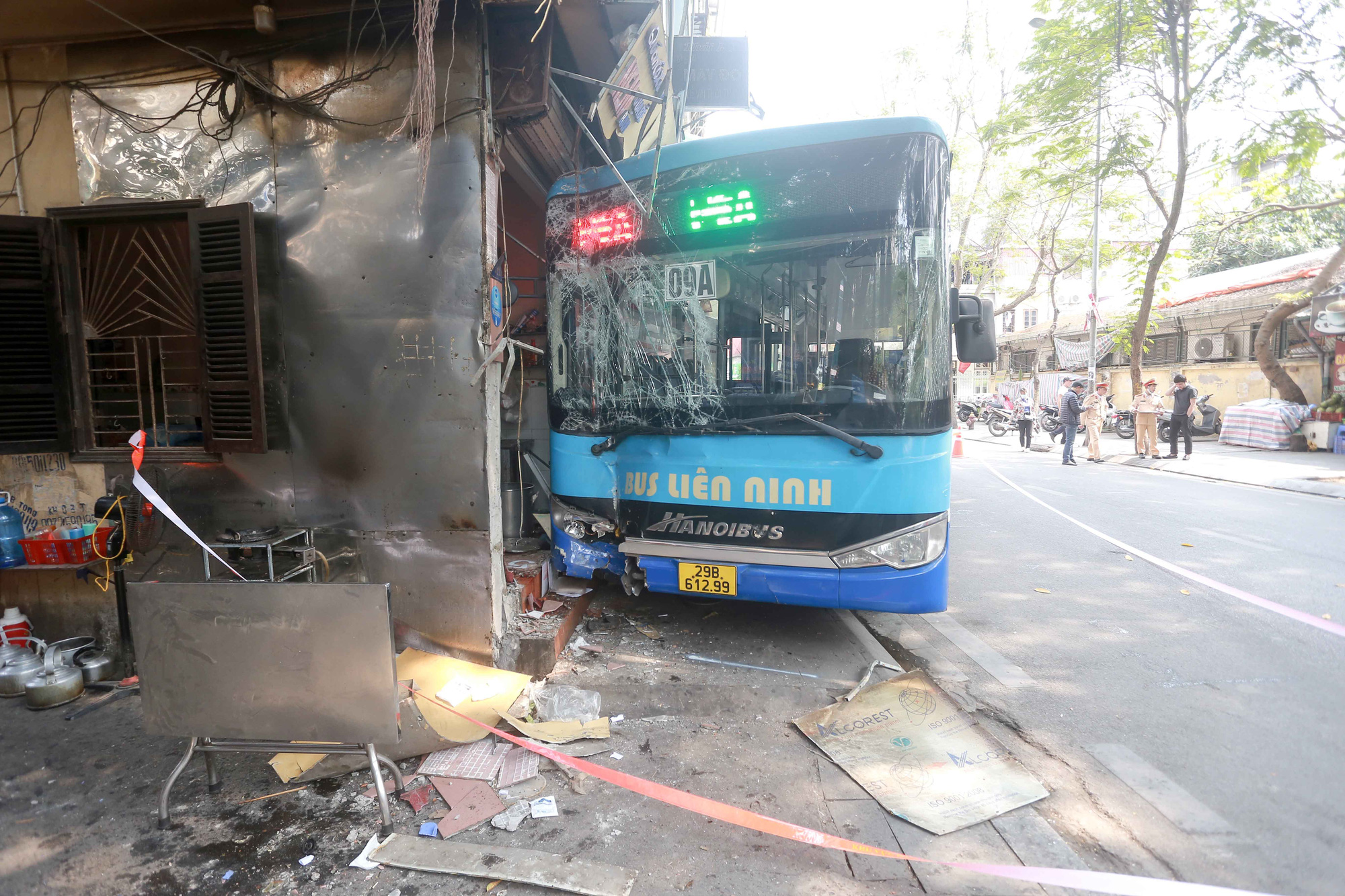 A bus crashes into an eatery on Doi Can Street in Ba Dinh District, Hanoi, March 14, 2023. Photo: C. Tue / Tuoi Tre