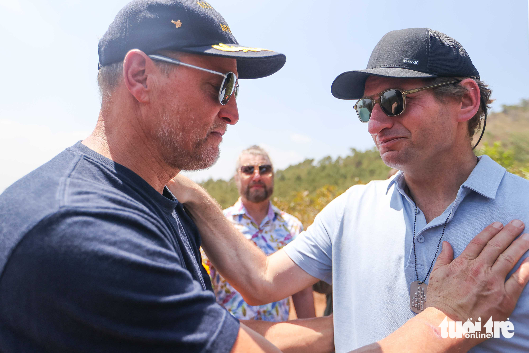 Dean Phillips (R) and actor Woody Harrelson embrace each other. Photo: Nguyen Khanh / Tuoi Tre