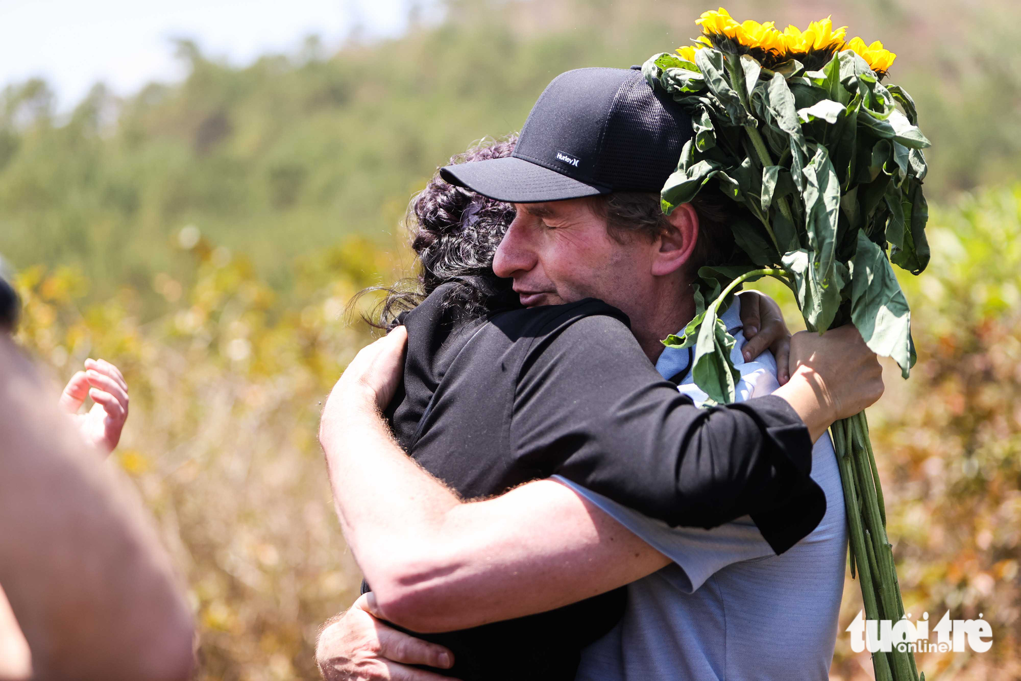 Dean Phillips hugs Vietnamese fashion designer Thuy Nguyen, who enthusiastically supported him during his time in Vietnam. Photo: Nguyen Khanh / Tuoi Tre