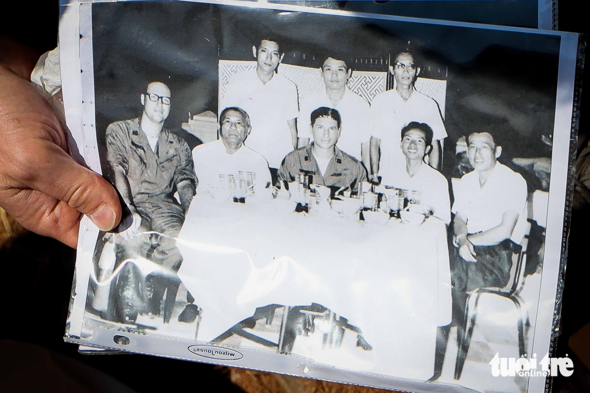 Atur Pfefer (C), the father of Dean Phillips, in a file photo. Dean Phillips developed the photo and brought it to Vietnam. Photo: Nguyen Khanh / Tuoi Tre