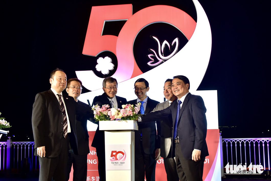 Delegates inaugurate the light display at Bach Dang Wharf Park in District 1, Ho Chi Minh City. Photo: T.T.D. / Tuoi Tre