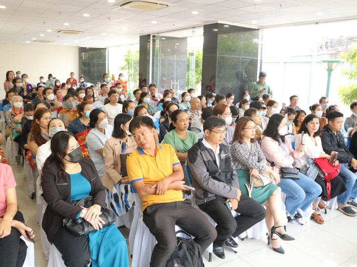 Parents attend the meeting with leaders of APAX Leaders in Ho Chi Minh City on March 15, 2022. Photo: Trong Nhan / Tuoi Tre
