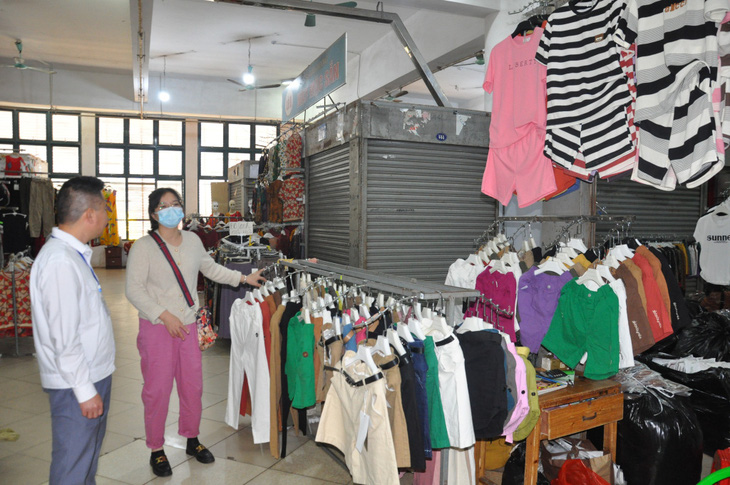 A Chinese trader rearranges goods at her booth in a market in Mong Cai City, Quang Ninh Province, northern Vietnam after shutting down the booth for several years due to the COVID-19 pandemic. Photo: H.Viet / Tuoi Tre