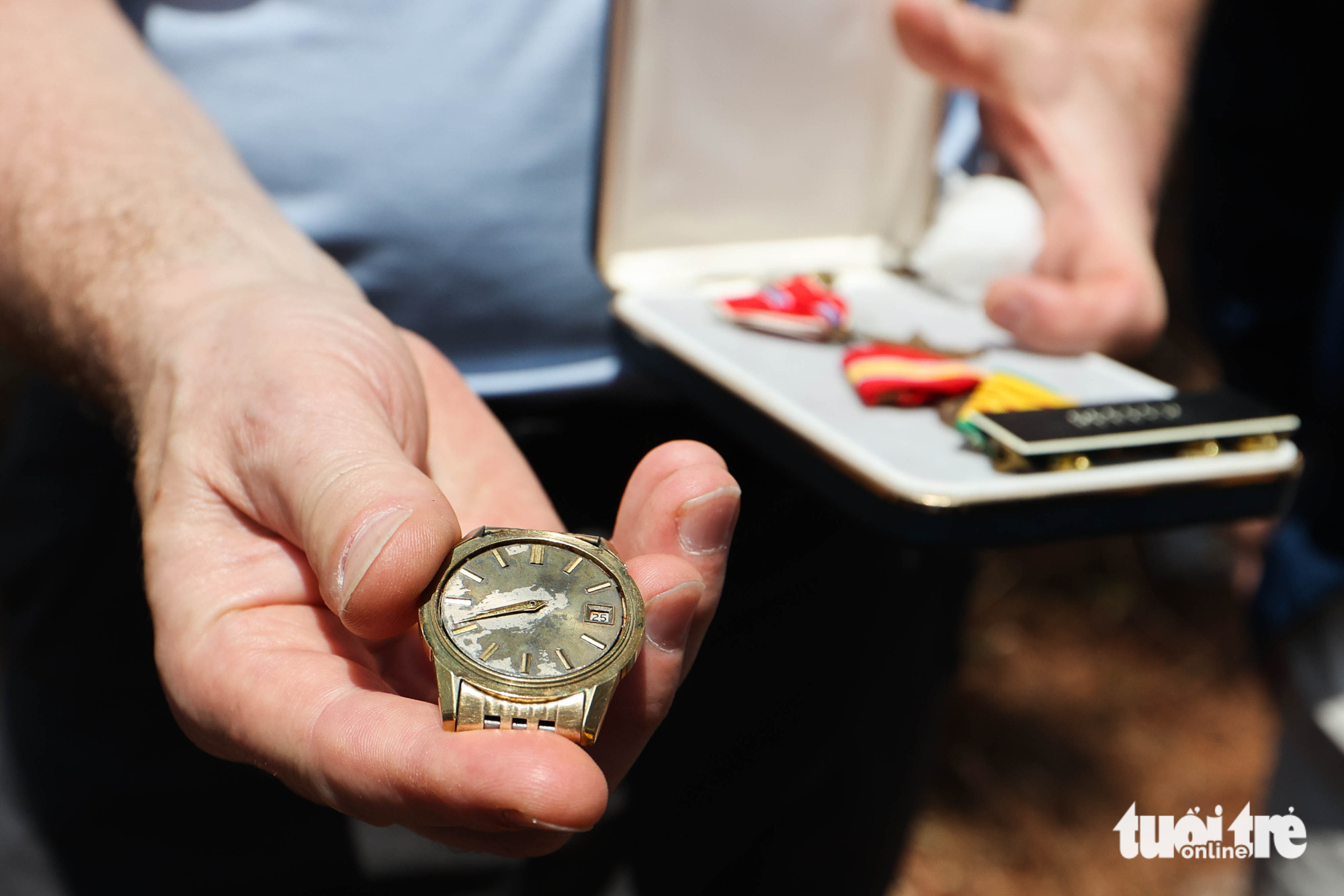Dean Phillips holds a watch which belonged to his father. His father died with seven other U.S. soldiers after their UH-1H helicopter crashed into Ham Rong Mountain at 8:40 am on July 25, 1969. Photo: Nguyen Khanh / Tuoi Tre