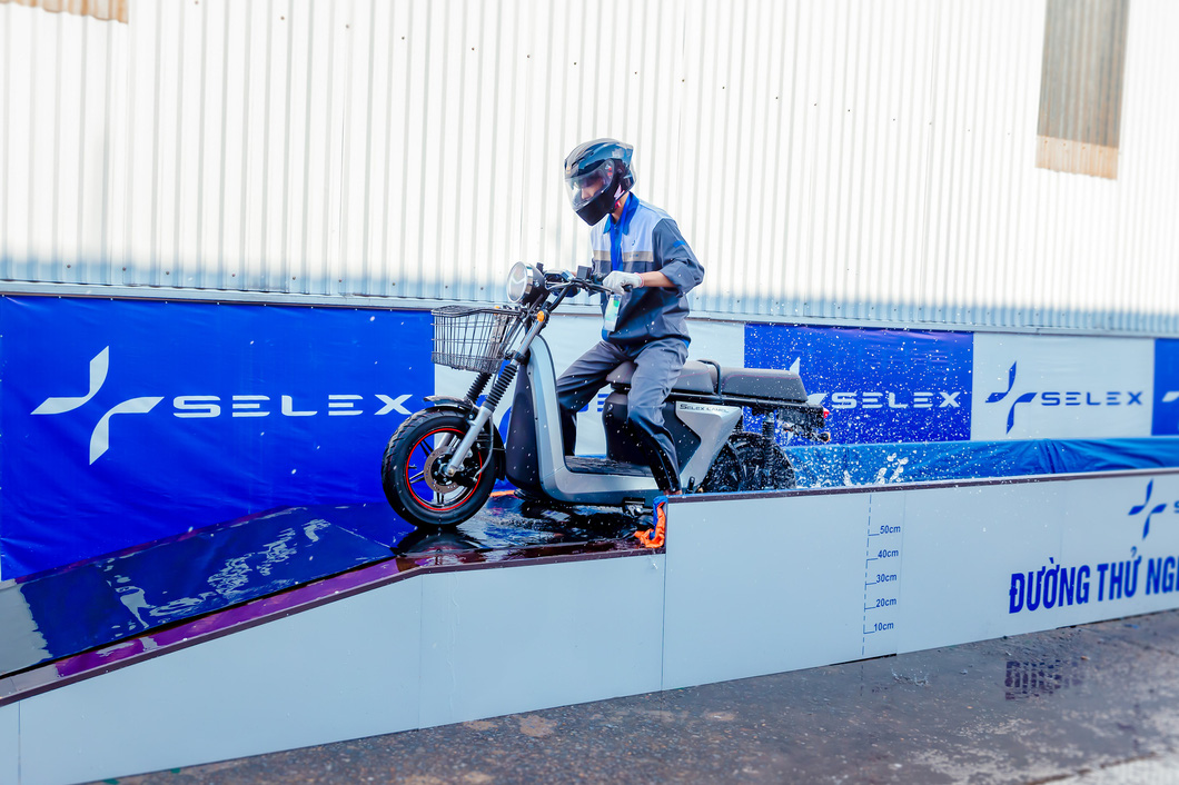 An event to experience Selex Motors’ electric scooters. Photo: T.K. / Tuoi Tre