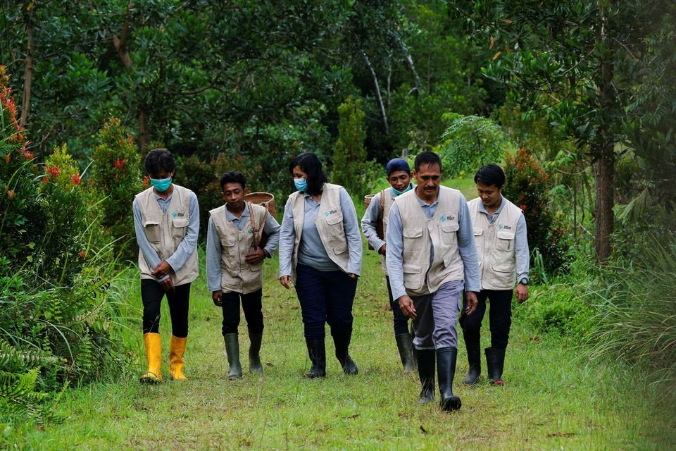 Arsari Foundation officers walk after feeding the Orangutans at their sanctuary center located near Indonesia's projected new capital called Nusantaara, in Sepaku, East Kalimantan province, Indonesia, March 7, 2023. Photo: Reuters