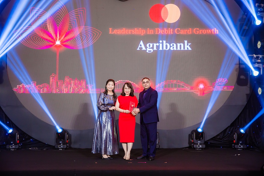 Agribank receives the “Leadership in Debit Card Growth” award.