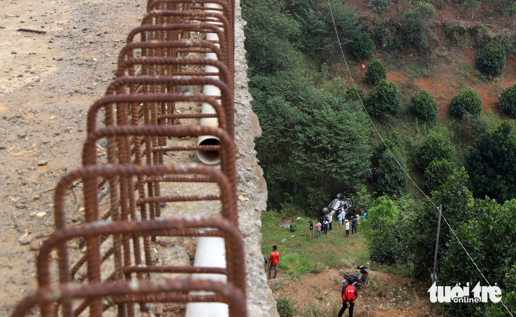 A Ford Everest falls into an abyss below the Nau Sri Bridge in Bao Loc City, Lam Dong Province, Vietnam, March 23, 2023. Photo: M.V. / Tuoi Tre