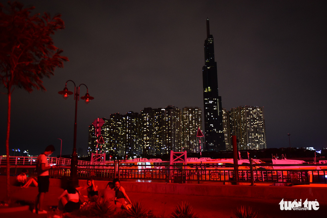 The Landmark 81 building in Ho Chi Minh City gradually loses its glow during the 2020 Earth Hour. Photo: Quang Dinh/ Tuoi Tre
