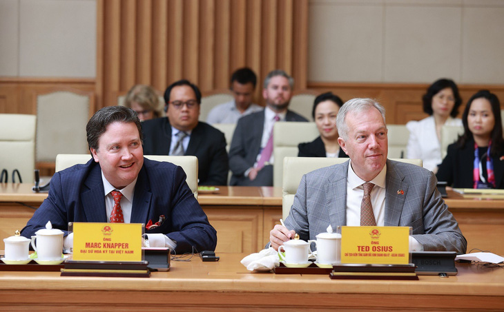 U.S. ambassador to Vietnam Marc Knapper (L) and USABC President and CEO Ted Osius at the working session with Vietnamese Prime Minister Pham Minh Chinh. Photo: Duong Giang / Tuoi Tre