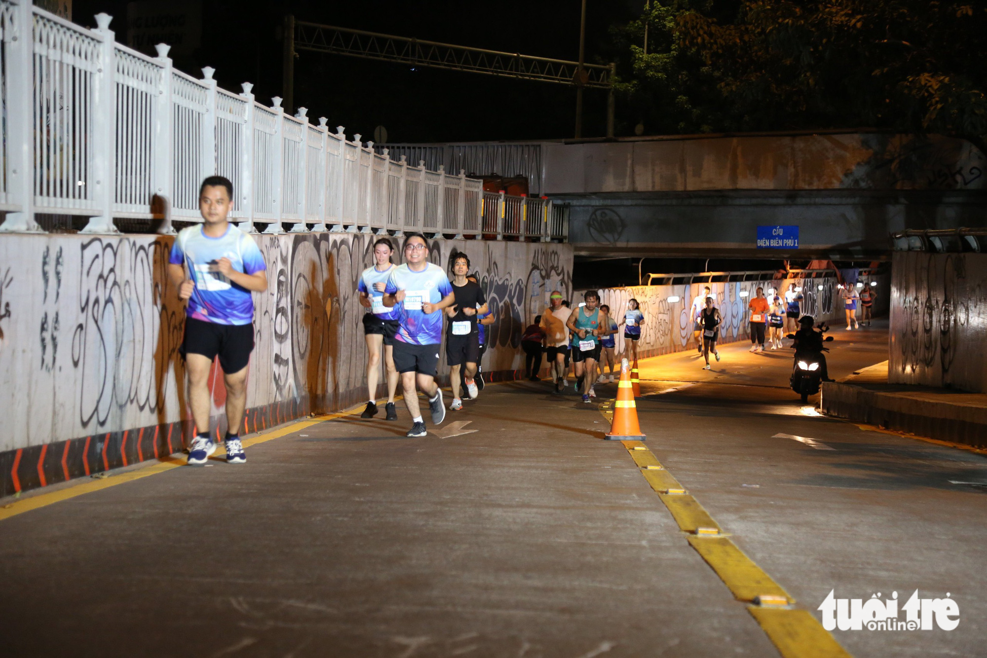 Participants run along Hoang Sa Street in Ho Chi Minh City, March 25, 2023. Photo: Phuong Quyen / Tuoi Tre
