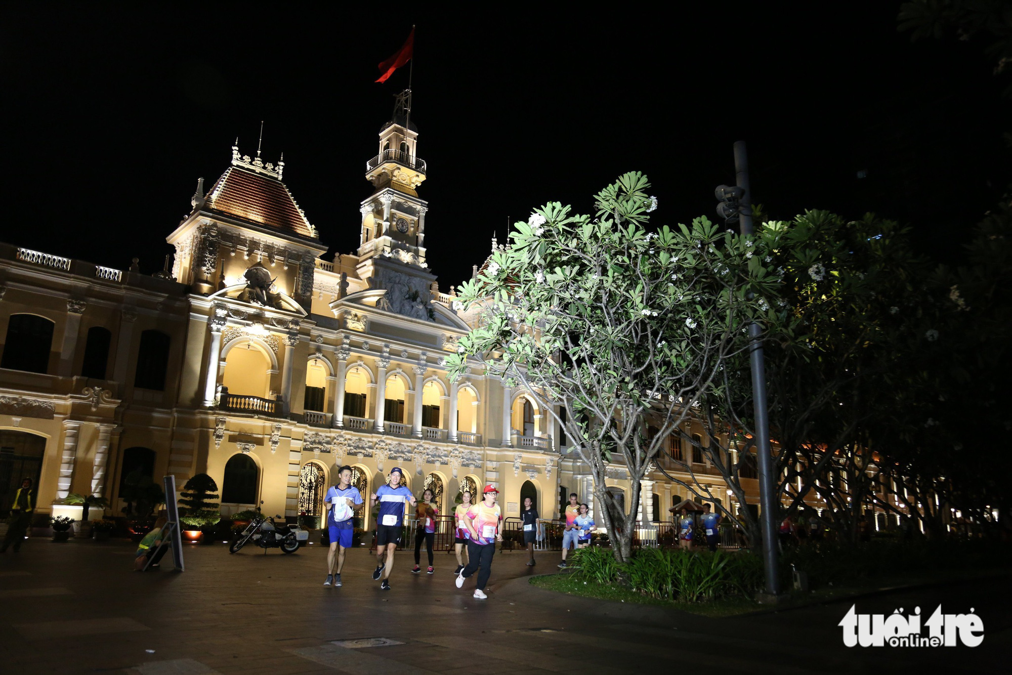 Participants run across the Ho Chi Minh City People’s Committee headquarters, March 25, 2023. Photo: Phuong Quyen / Tuoi Tre