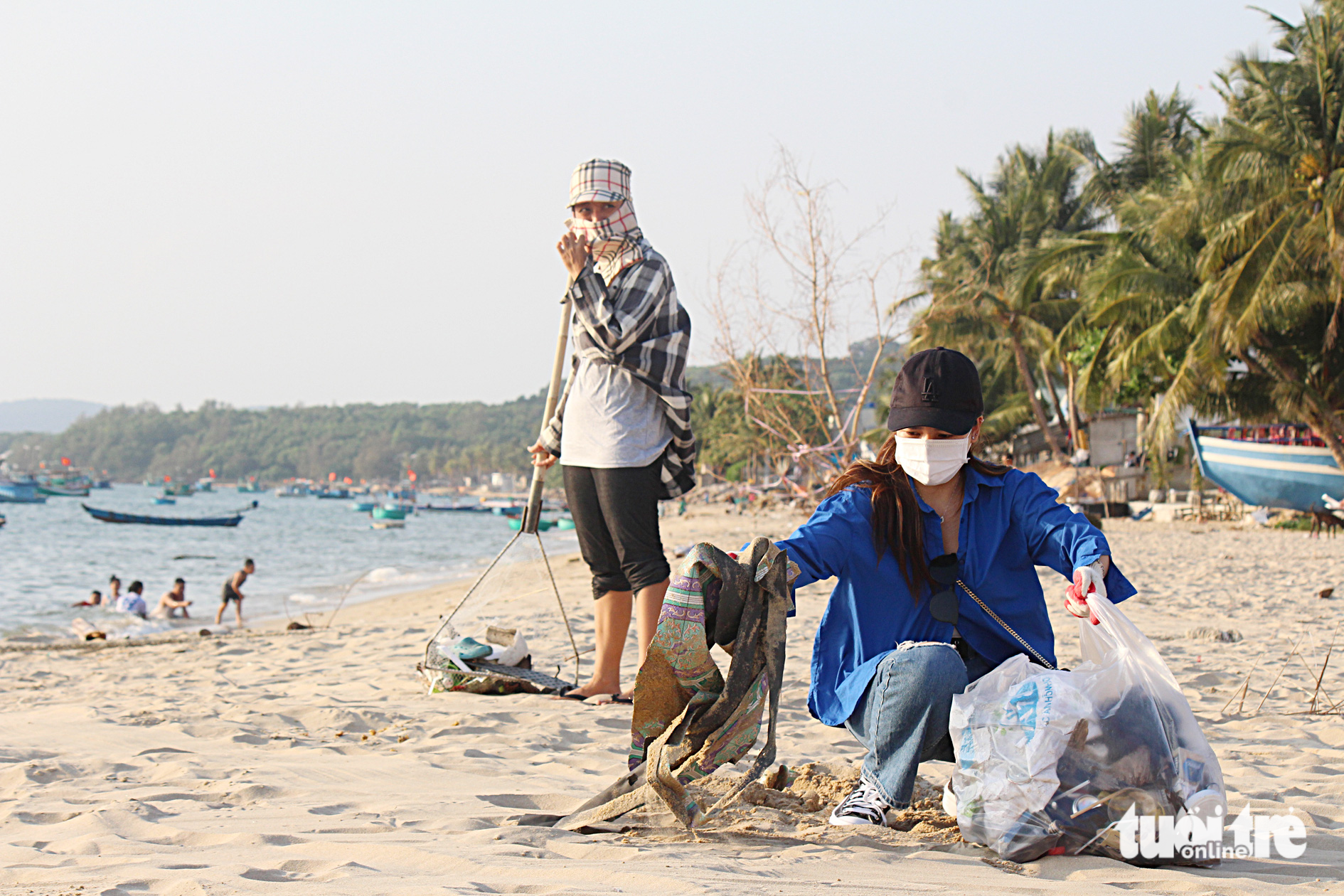 Young people in Hanoi City come to Phu Quoc to join the cleanup