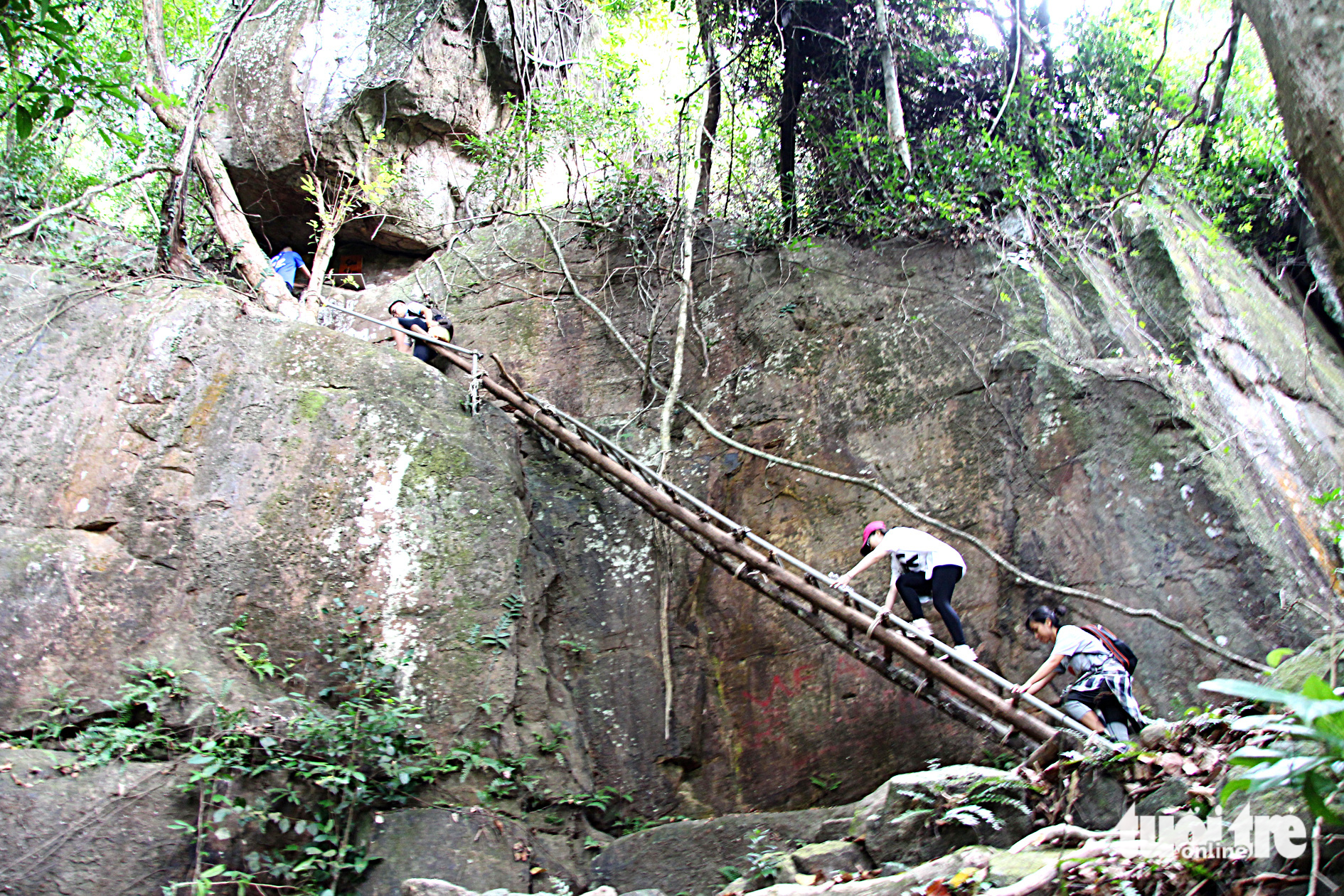 Young people must climb hills and follow dangerous cliff paths to approach Tien Son Mountain to pick up trash
