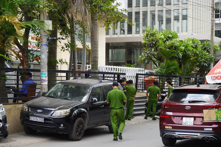 Police officers conduct an inspection at the headquarters of Home Credit Vietnam in Thu Duc City. Photo: Minh Hoa/ Tuoi Tre