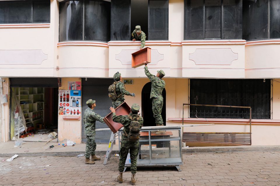 Soldiers help people to recover their belongings after their homes were damaged in a landslide triggered by heavy rains, in Alausi, Ecuador March 28, 2023. Photo: Reuters