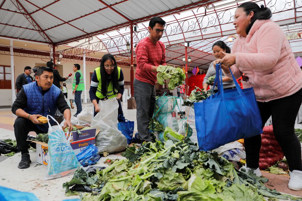 People collect food items from a collection centre, following a landslide in Alausi, Ecuador March 28, 2023. Photo: Reuters