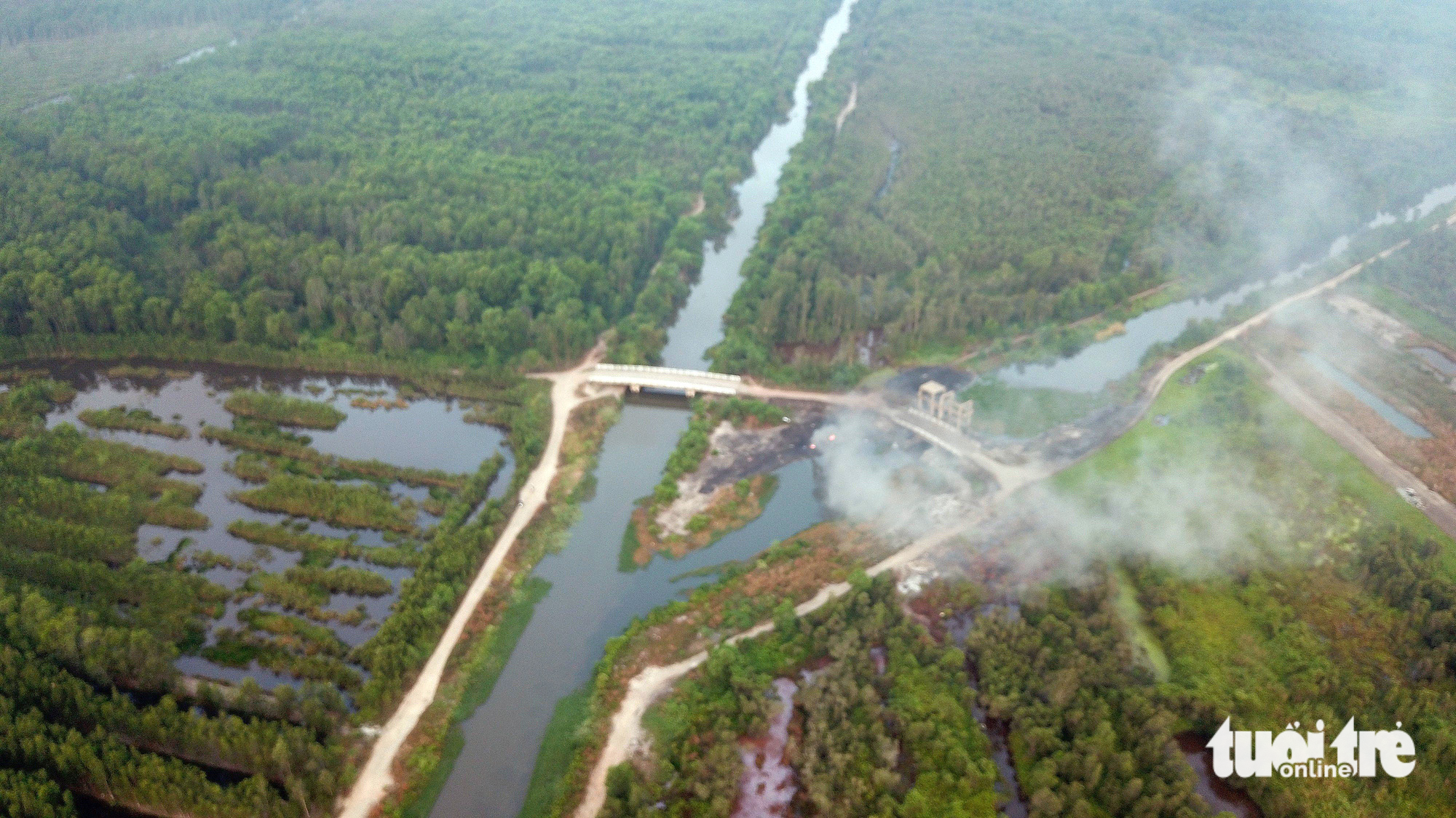 Columns of smoke rising from Hai Phung Bridge in Binh Chanh District, Ho Chi Minh City. Photo: Tuoi Tre