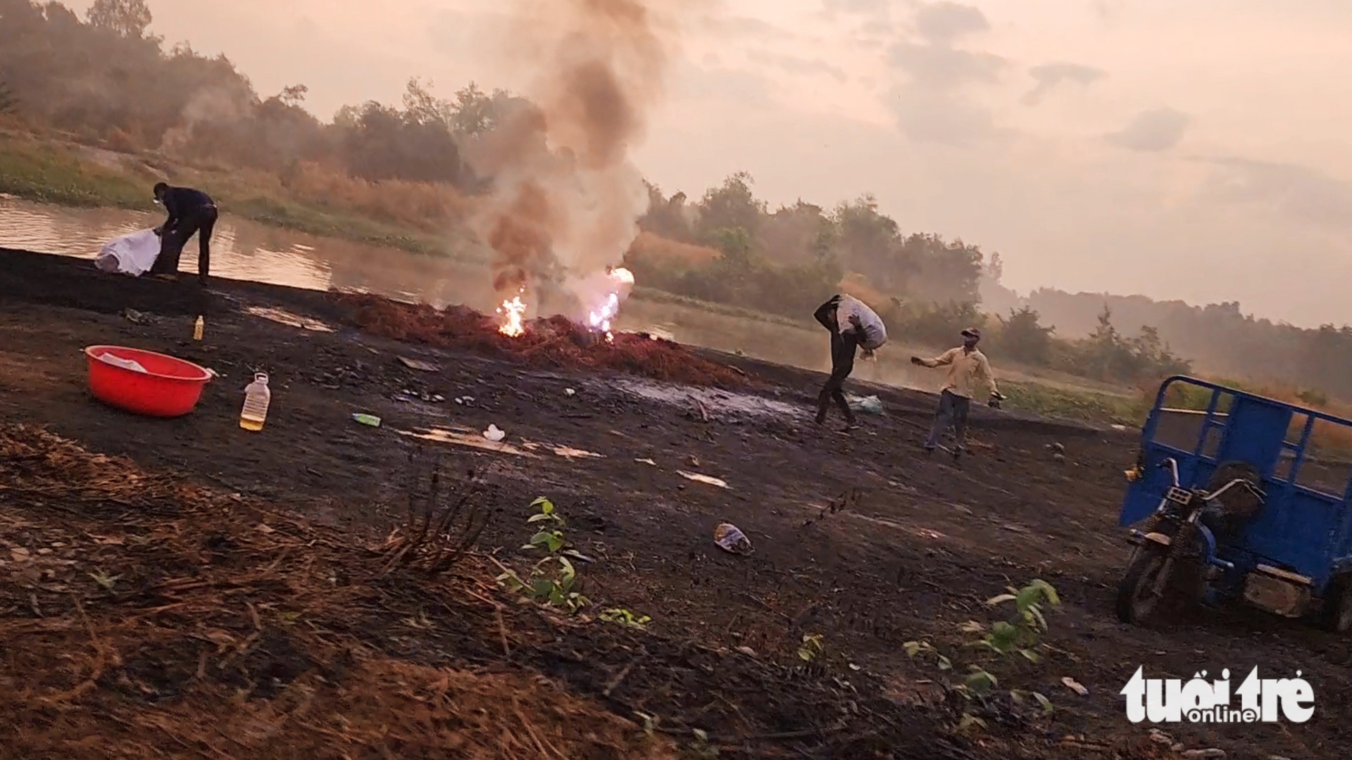 A group of people carry scrap to the area near Hai Phung Bridge on the morning of March 16, 2023. Photo: Tuoi Tre