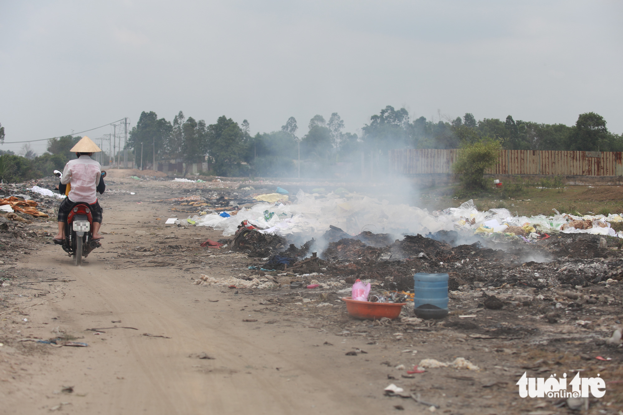 Burned garbage along a street in Binh Chanh District, Ho Chi Minh City. Photo: Tuoi Tre