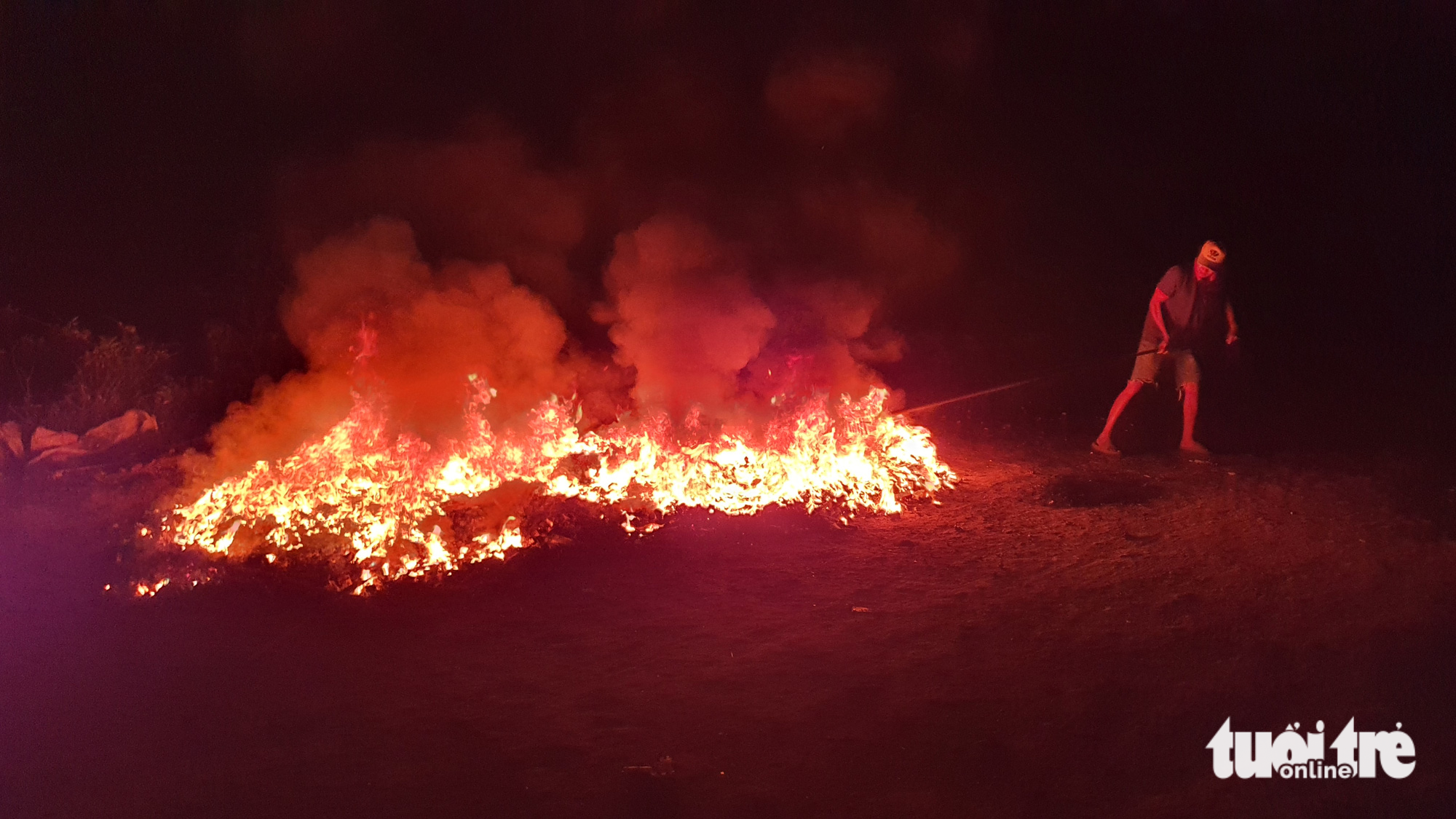 A man burns scrap in Binh Chanh District, Ho Chi Minh City. Photo: Tuoi Tre