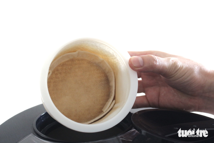 A filter turns yellow at the The Mansion apartment building in Phong Phu Commune, Binh Chanh District, Ho Chi Minh City. Photo: Luu Duyen / Tuoi Tre