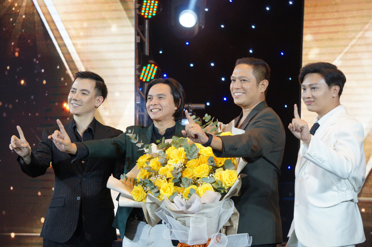 Members of the organizing board of Mister Grand International 2023 in Vietnam pose for photos at the announcement ceremony on April 2, 2023. Photo: T.Dieu / Tuoi Tre