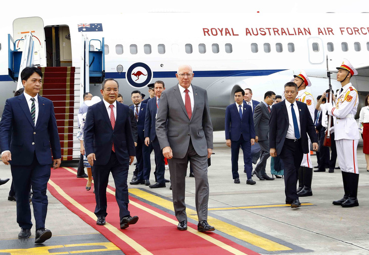 Le Khanh Hai (L,2nd), chief of the Presidential Office of Vietnam, welcomes Australian Governor-General David Hurley (L, 3rd) at Noi Bai International Airport in Hanoi on April 3, 2023. Photo: VNA