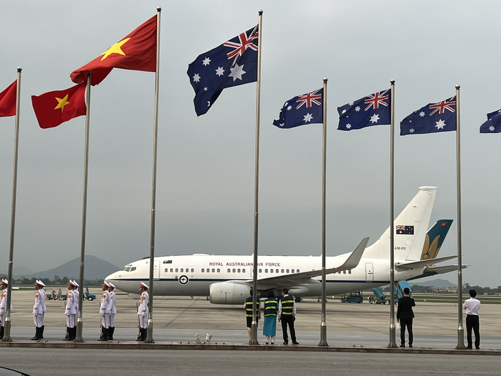 The Vietnamese and Australian flags are flying at Noi Bai International Airport in Hanoi on April 3, 2023. Photo: Australian Ambassador to Vietnam Andrew Goledzinowski