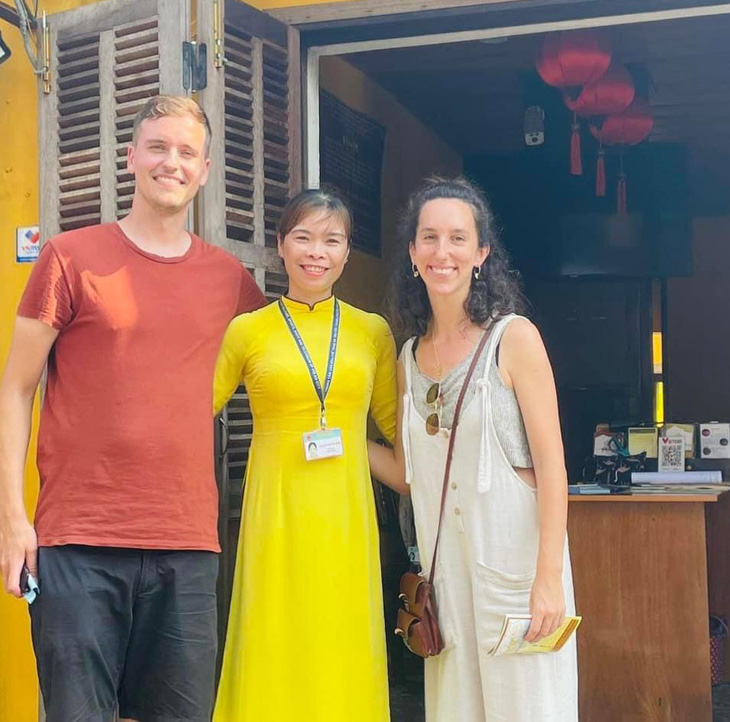 Foreign tourists voluntarily buy entrance tickets. Photo: S.C. / Tuoi Tre