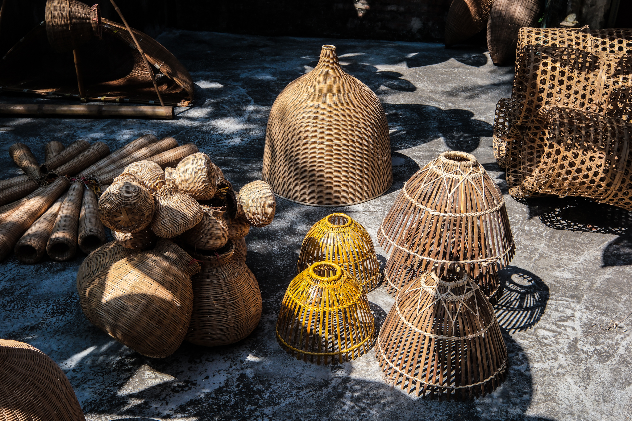 The traps are sun dried and smoked after being finished. Photo: Nam tran / Tuoi Tre News