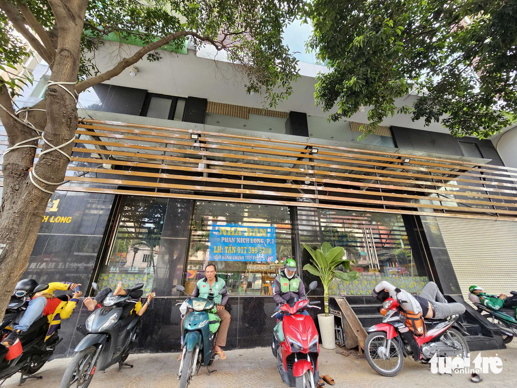 A restaurant selling sea specialties has ceased its operation.