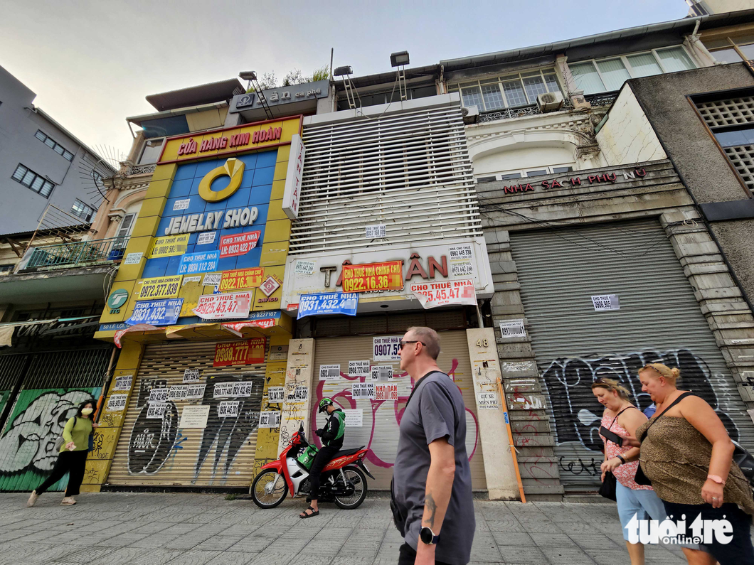 Most of 20 retail spaces on Le Loi Boulevard in District 1, Ho Chi Minh City are put up for lease at over VND200 million ($8,529), even VND600 million ($25,589) each per month.