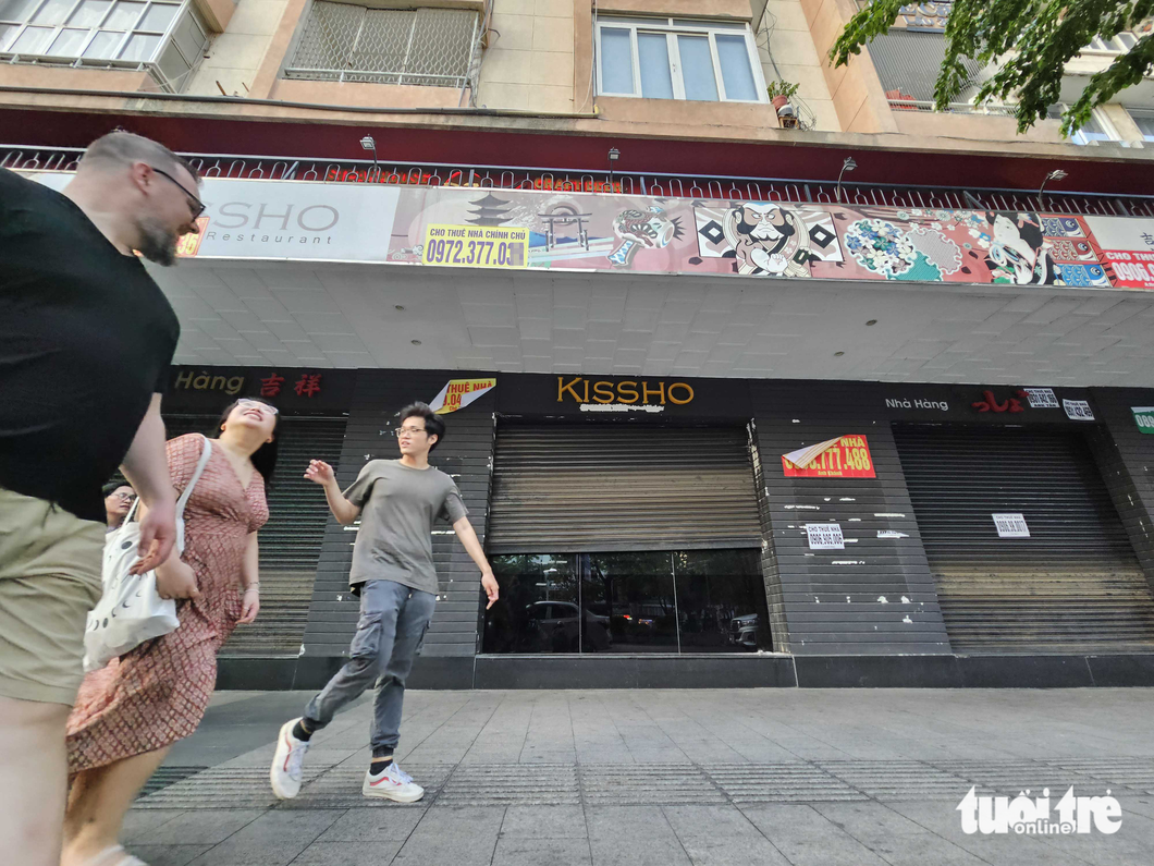 Some restaurants on Nguyen Hue Walking Street in District 1 have closed. Retail spaces on the street are rarely vacant, even during the COVID-19 pandemic, but are now unoccupied.
