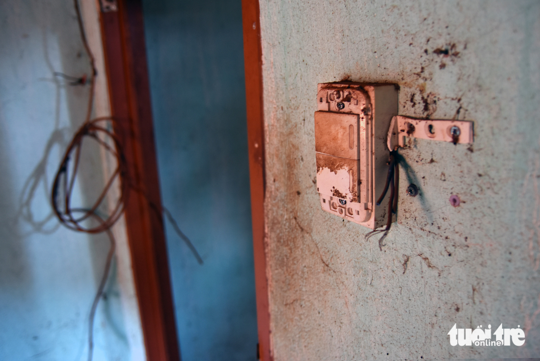 Electric devices are removed from Hanh’s house