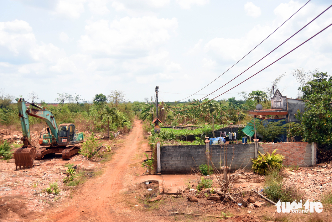 Hoang Thi Thuy has her residential land lot with an area of 300 square meters reclaimed, so she is entitled to drawing for a land lot covering an area of 250 square meters or more. However, the district has sent her five announcements to make the draw, but she failed to do this