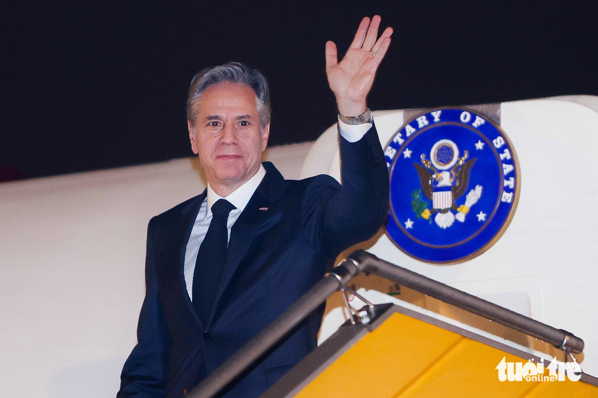 A photo shows U.S. Secretary of State Antony Blinken waving at Vietnamese and U.S. high-ranking officials. Photo: Tuoi Tre