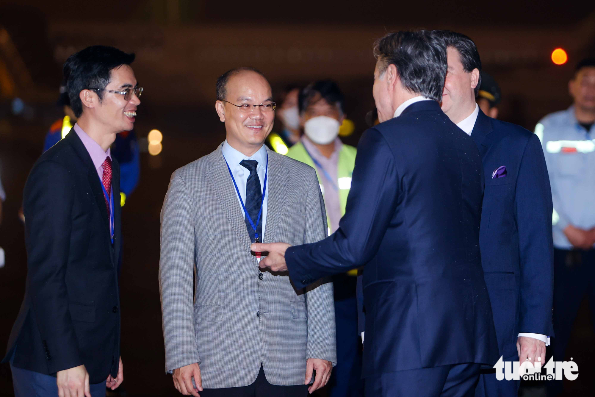Le Chi Dung (C), head of the Americas Department of the Vietnamese Ministry of Foreign Affairs, greets U.S. Secretary of State Antony Blinken at Noi Bai International Airport in Hanoi City. Photo: Tuoi Tre
