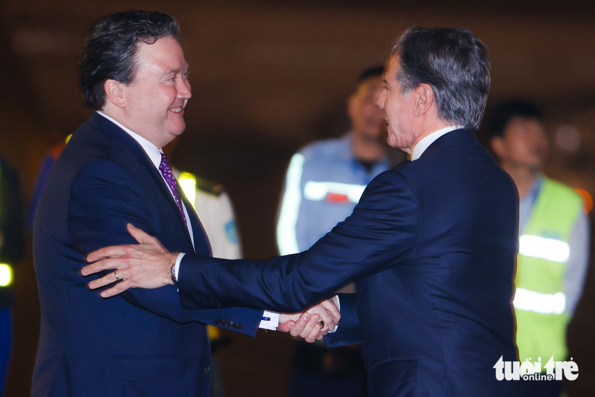 U.S. Ambassador to Vietnam Marc Knapper (L) shakes hands with U.S. Secretary of State Antony Blinken. Photo: Tuoi Tre