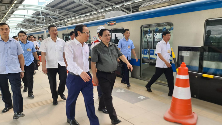 Prime Minister Pham Minh Chinh and secretary of the Ho Chi Minh City Party Committee Nguyen Van Nen join a delegation to inspect the construction site of the first metro line of Ho Chi Minh City. Photo: MAUR