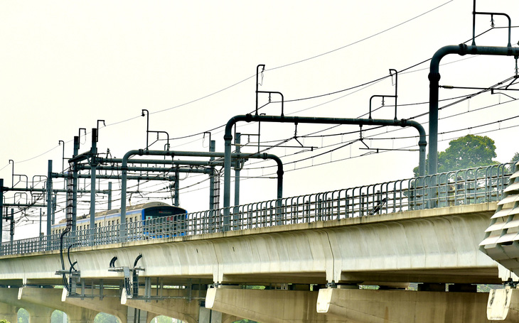 The metro train carries the delegation to a metro station at the Vietnam National University - Ho Chi Minh City in Thu Duc City, under Ho Chi Minh City. Photo: T.T.D. / Tuoi Tre
