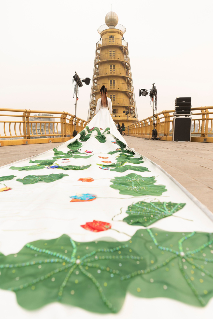 The 178-meter-long back flap is made from 30 pieces of brocade. Photo: Supplied by fashion designer Phuong Ho