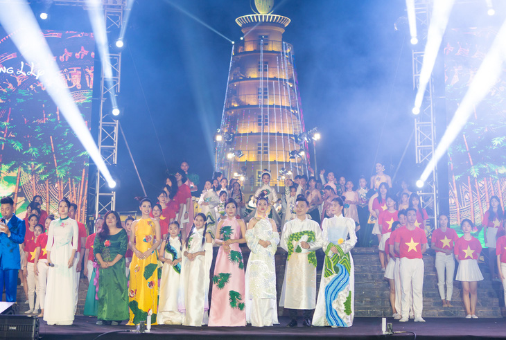 Fashion designer Phuong Ho (in green ‘ao dai’) and models introduce the ‘Non song gam voc’ collection.