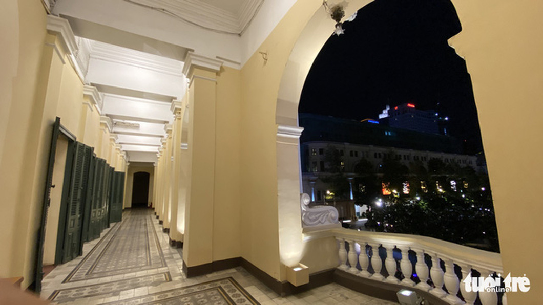 A photo shows the corridor of the building overlooking Nguyen Hue Pedestrian Street at  night. Photo: Tu Trung / Tuoi Tre