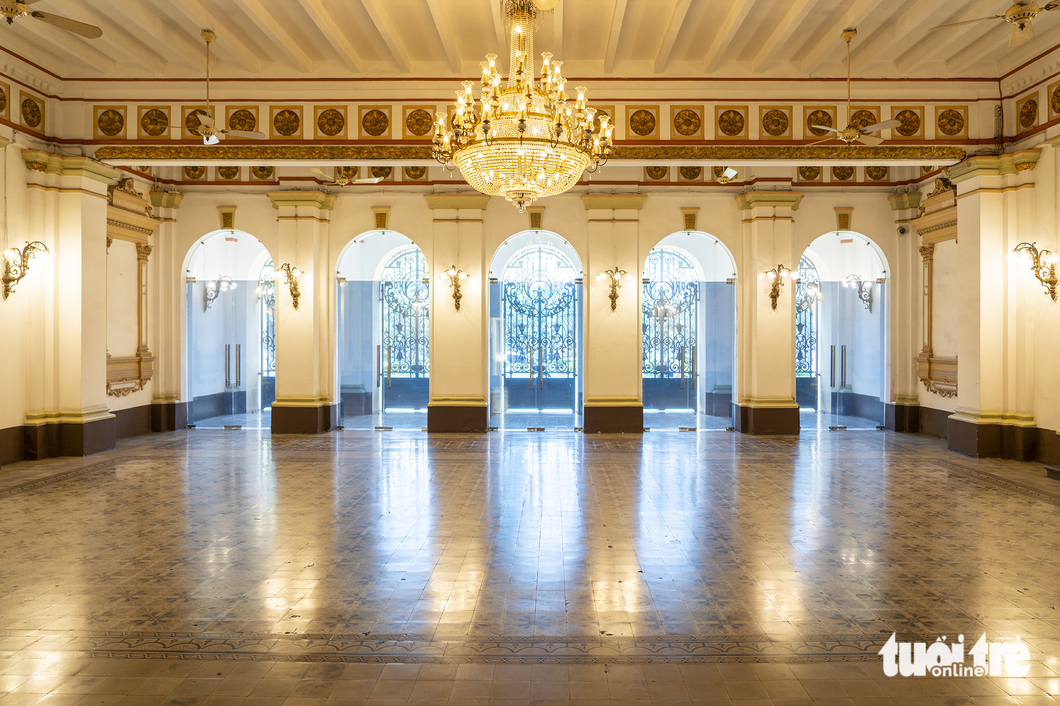 The main gate of the office building of the People’s Committee of Ho Chi Minh City is formed by five small domed gates. The main gate is photographed from the inside of the building. Photo: Huu Hanh / Tuoi Tre