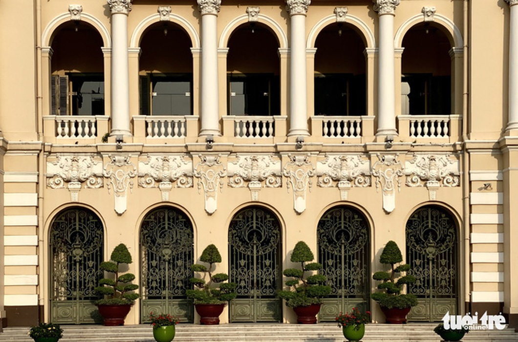The main gate of the office building of the People’s Committee of Ho Chi Minh City is formed by five small domed gates. The main gate is pictured from the outside of the building. Photo: Tu Trung / Tuoi Tre