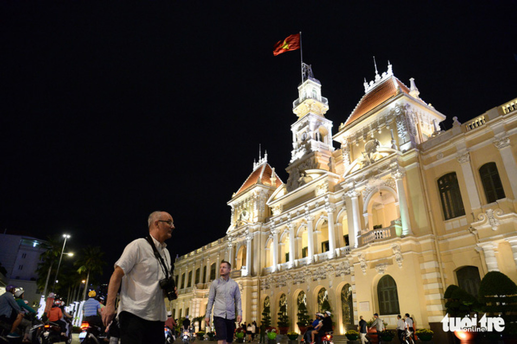 The national architectural relic shimmers at night. Photo: Tu Trung / Tuoi Tre