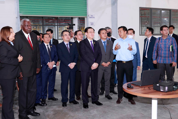 Tran Ngoc Thuan, chairman of Thai Binh Investment and Trading Corporation, welcomes the delegation of Vietnamese National Assembly chairman Vuong Dinh Hue. Photo: Doan Tuan / Tuoi Tre