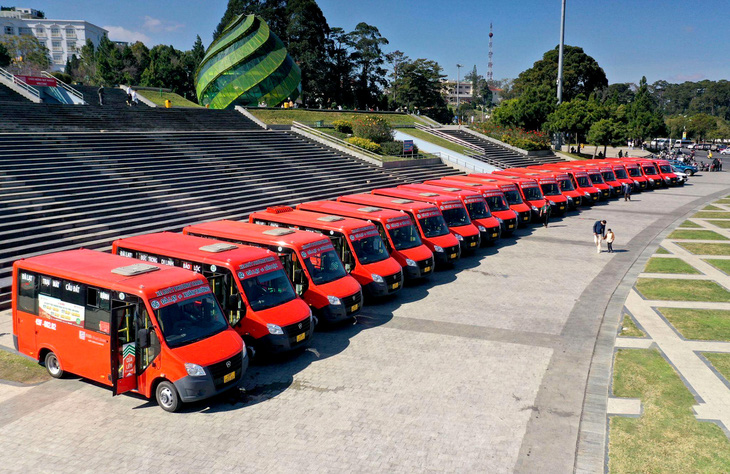 Visitors can travel around Da Lat City and other localities in Lam Dong Province, Vietnam’s Central Highlands region by bus. Photo: M.V. / Tuoi Tre
