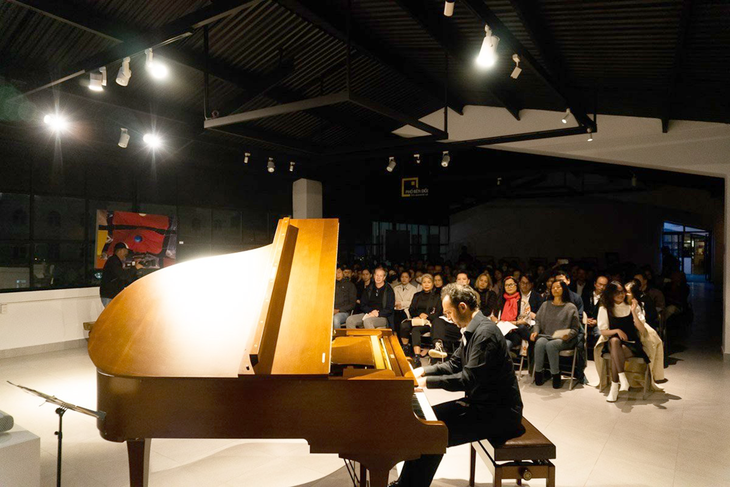 Pho Ben Doi (Hillside Town) Creative Studio also hosts music shows of high quality. Photo: M.V. / Tuoi Tre